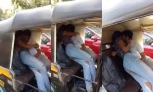 Auto me kiss aur romance