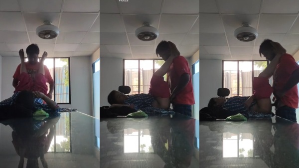 Office k andar safai wali jawan ladki ko choda manager nai